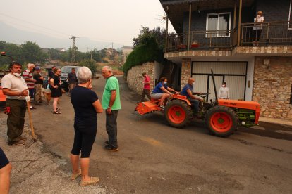 Vecinos de Oencia (León), se preparan por si el incendio avanza hacia la localidad