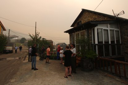 Vecinos de Oencia (León), se preparan por si el incendio avanza hacia la localidad