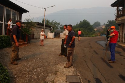 Vecinos de Oencia (León), se preparan por si el incendio avanza hacia la localidad