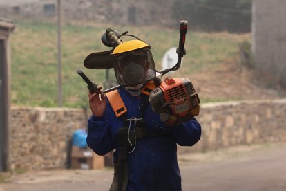 Vecinos de Oencia (León), se preparan por si el incendio avanza hacia la localidad