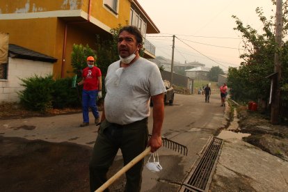 Vecinos de Oencia (León), se preparan por si el incendio avanza hacia la localidad