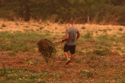 Vecinos de Lusio (León), realizan desbroces alrededor del pueblo ante la posible llegada del incendio