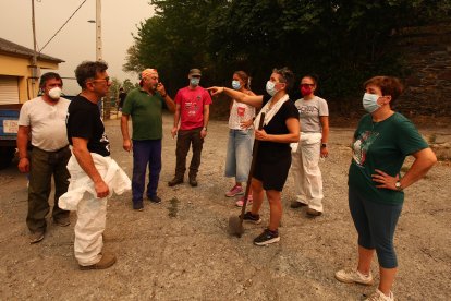 Vecinos de Lusio (León), realizan desbroces alrededor del pueblo ante la posible llegada del incendio