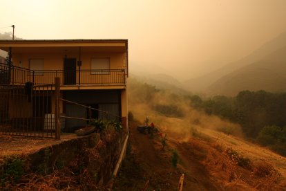 Vecinos de Lusio (León), realizan desbroces alrededor del pueblo ante la posible llegada del incendio