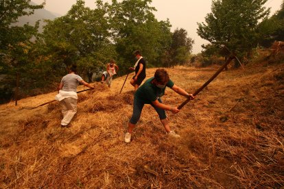Vecinos de Lusio (León), realizan desbroces alrededor del pueblo ante la posible llegada del incendio