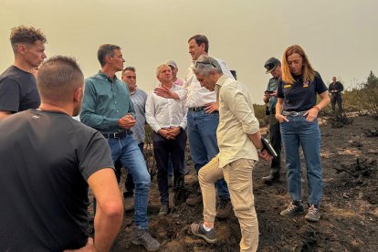 Pedro Sánchez visita Villablino (León) acompañado de Mañueco, Marlasca y Sen, entre otros.