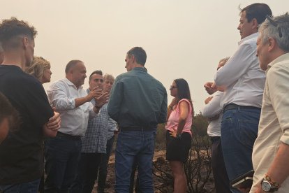 Pedro Sánchez visita Villablino (León) acompañado de Mañueco, Marlasca y Sen, entre otros.