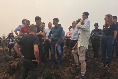 Pedro Sánchez visita Villablino (León) acompañado de Mañueco, Marlasca y Sen, entre otros.