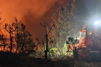 La UME trabajando en el incendio de Yeres/Llamas de Cabrera.