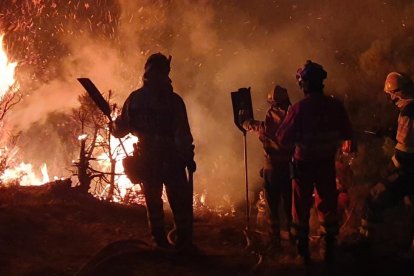 La UME trabajando en el incendio de Yeres/Llamas de Cabrera.