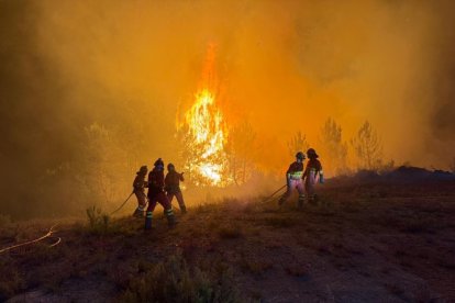 La UME trabajando en el incendio de Yeres/Llamas de Cabrera.