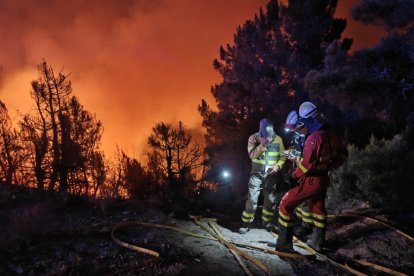 La UME trabajando en el incendio de Yeres/Llamas de Cabrera.