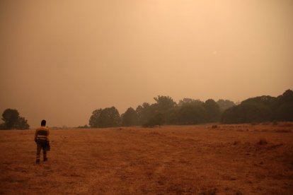 Vecinos y personal forestal de Busnadiego y Piedras Albas (Lucillo, León) se afanan intentando parar el incendio.