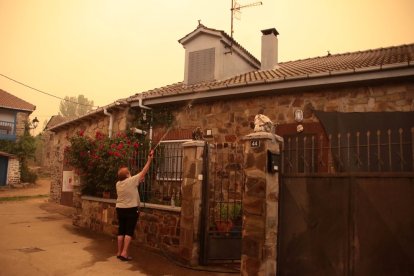 Vecinos y personal forestal de Busnadiego y Piedras Albas (Lucillo, León) se afanan intentando parar el incendio.