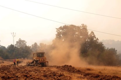 Vecinos y personal forestal de Busnadiego y Piedras Albas (Lucillo, León) se afanan intentando parar el incendio.