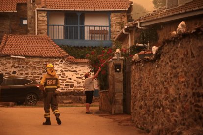 Vecinos y personal forestal de Busnadiego y Piedras Albas (Lucillo, León) se afanan intentando parar el incendio.