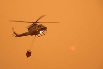 Vecinos y personal forestal de Busnadiego y Piedras Albas (Lucillo, León) se afanan intentando parar el incendio.
