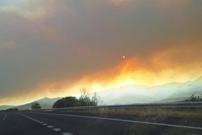 Incendio de Jarilla (Cáceres) en el límite con la provincia de Salamanca.