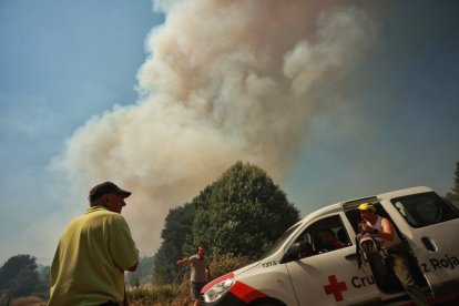 El incendio forestal de La Alberca (Salamanca) alcanza el nivel dos por “grave riesgo para la población”.