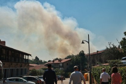 El incendio forestal de La Alberca (Salamanca) alcanza el nivel dos por “grave riesgo para la población”.