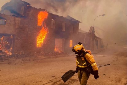 Bomberos forestales BRIF en el incendio de Orallo.