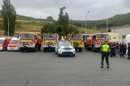 Efectivos de la Guardia Civil de Burgos custodian el convoy de bomberos franceses.