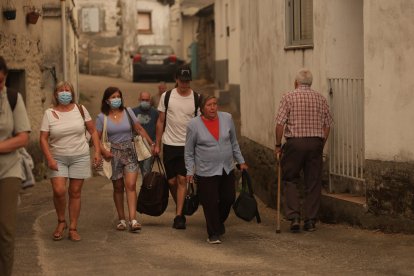 Desalojo de los vecinos de San Ciprián de Sanabria por el incendio en Porto (Zamora)