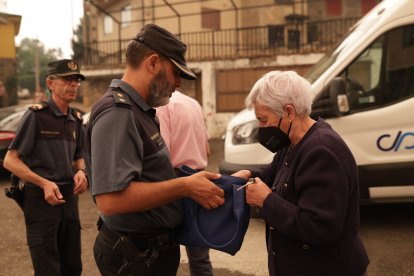 Desalojo de los vecinos de San Ciprián de Sanabria por el incendio en Porto (Zamora)
