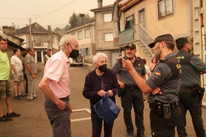Desalojo de los vecinos de San Ciprián de Sanabria por el incendio en Porto (Zamora)