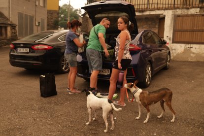 Desalojo de los vecinos de San Ciprián de Sanabria por el incendio en Porto (Zamora)