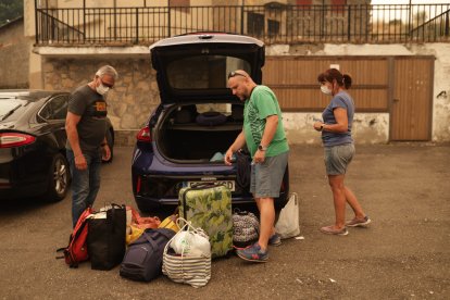 Desalojo de los vecinos de San Ciprián de Sanabria por el incendio en Porto (Zamora)