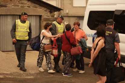 Desalojo de los vecinos de San Ciprián de Sanabria por el incendio en Porto (Zamora)
