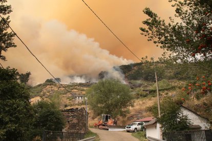 El incendio de Fasgar amenaza a las poblaciones de Villapujín, Barrio de la Puente y Posada de Omaña