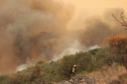 El incendio de Fasgar amenaza a las poblaciones de Villapujín, Barrio de la Puente y Posada de Omaña