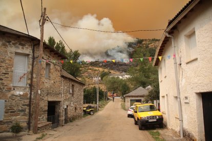 El incendio de Fasgar amenaza a las poblaciones de Villapujín, Barrio de la Puente y Posada de Omaña