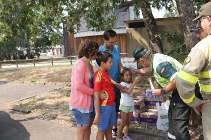 Una familia de Sanabria apoya a los operativos de la lucha contra incendios.