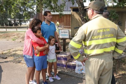 Una familia de Sanabria apoya a los operativos de la lucha contra incendios.
