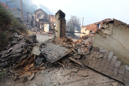 El pueblo de Lusio (León), arrasado por el fuego.