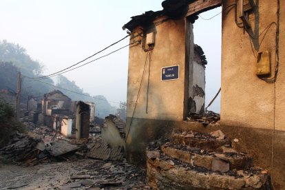 El pueblo de Lusio (León), arrasado por el fuego.