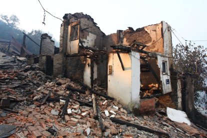 El pueblo de Lusio (León), arrasado por el fuego.