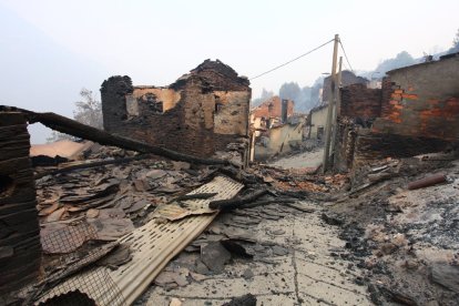 El pueblo de Lusio (León), arrasado por el fuego.