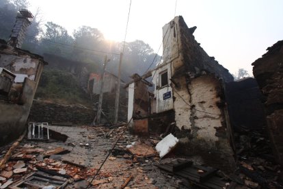 El pueblo de Lusio (León), arrasado por el fuego.