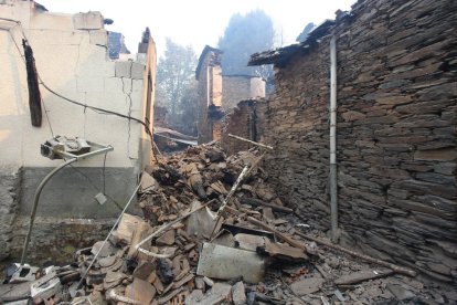 El pueblo de Lusio (León), arrasado por el fuego.