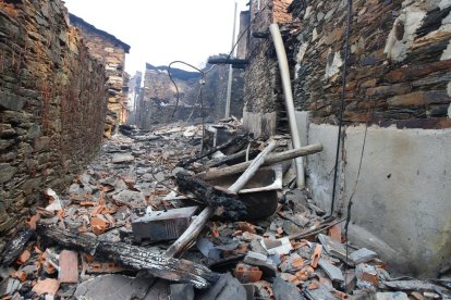 El pueblo de Lusio (León), arrasado por el fuego.