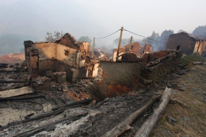 El pueblo de Lusio (León), arrasado por el fuego.