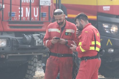 Dispositivo de la UME desplazado al incendio que afecta a los municipios de Oencia y Corullón (León).