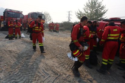 Dispositivo de la UME desplazado al incendio que afecta a los municipios de Oencia y Corullón (León).