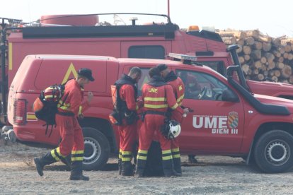 Dispositivo de la UME desplazado al incendio que afecta a los municipios de Oencia y Corullón (León).
