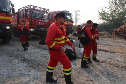 Dispositivo de la UME desplazado al incendio que afecta a los municipios de Oencia y Corullón (León).