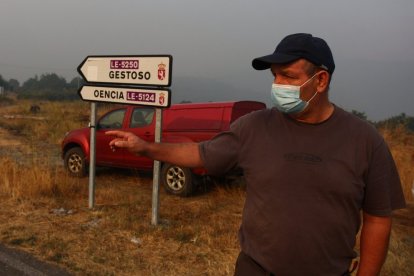 Dispositivo de la UME desplazado al incendio que afecta a los municipios de Oencia y Corullón (León).